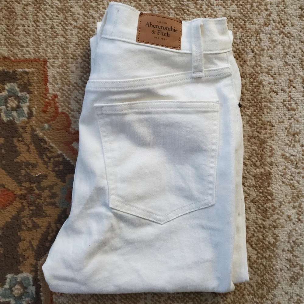 ABERCROMBIE & FITCH Ripped Raw Hem High Rise Mom Jeans 2R